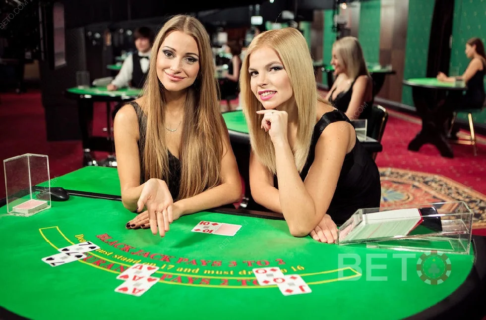 Tampilan meja kasino live dengan dealer dan layar permainan